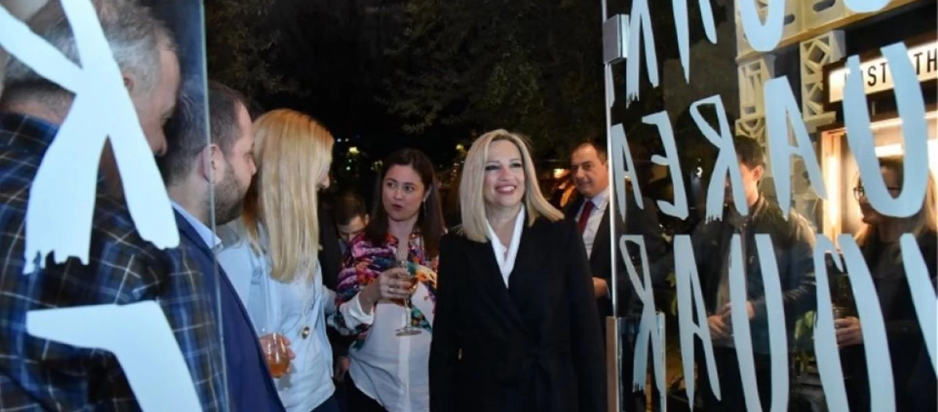 Γιορτινό κλίμα ανάμεσα σε ΚΙΝΑΛ και δημοσιογράφους στο Παγκράτι (φώτο)